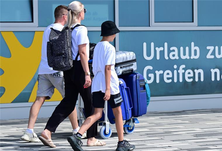 Urlaubsstart: Schule schwänzen vor den Ferien kann bis zu 1000 Euro kosten Urlauber gehen zum Terminal