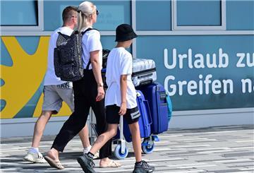 Urlauber gehen zum Terminal 