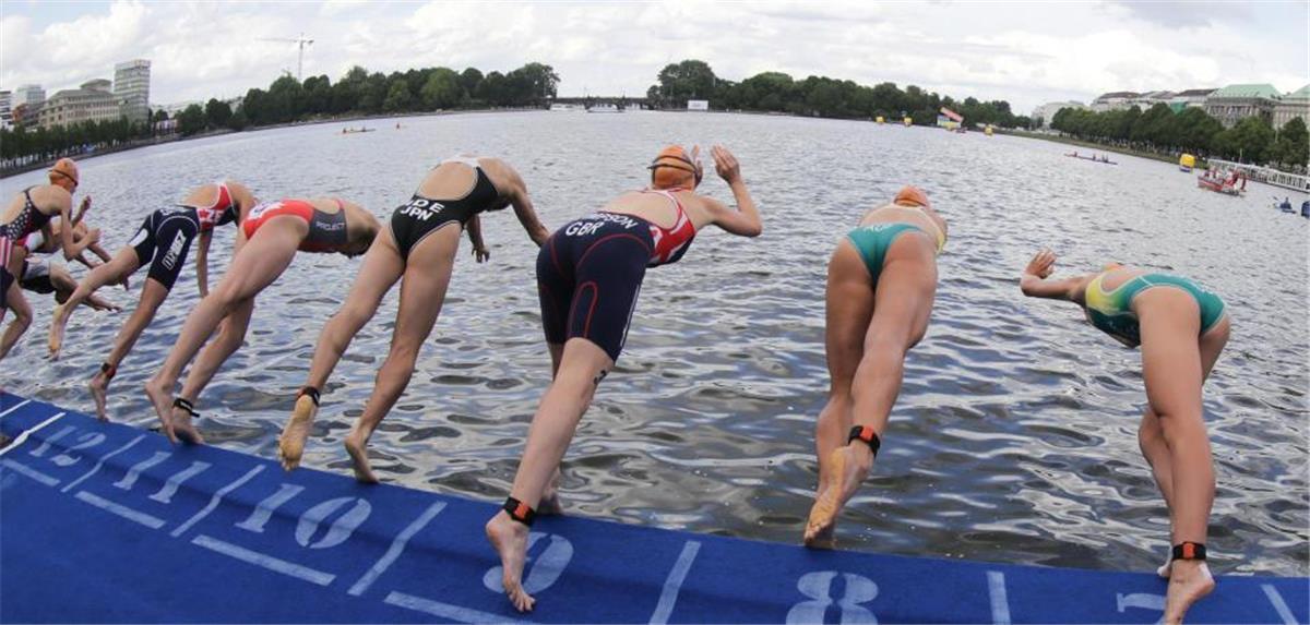 Wer in der Alster schwimmt, kann es auch im Vörder See: Das Foto zeigt den Hamburg-Triathlon. Eine Nummer kleiner als beim zahlenmäßig größten Triathlon der Welt geht es Bremervörde beim 1. Oste-Triathlon am 27. Juni zu. 