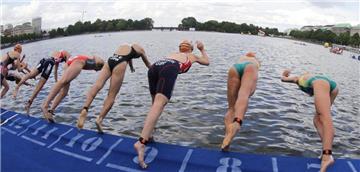 Wer in der Alster schwimmt, kann es auch im Vörder See: Das Foto zeigt den Hamburg-Triathlon. Eine Nummer kleiner als beim zahlenmäßig größten Triathlon der Welt geht es Bremervörde beim 1. Oste-Triathlon am 27. Juni zu. 