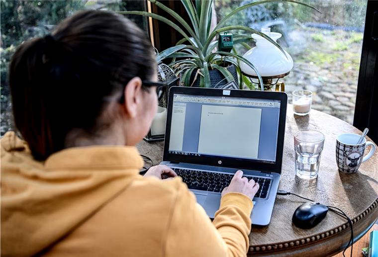 Homeoffice-Pauschale: Einigung auf fünf Euro pro Tag Berlin: Eine junge Frau arbeitet im Homeoffice in einem Wintergarten.