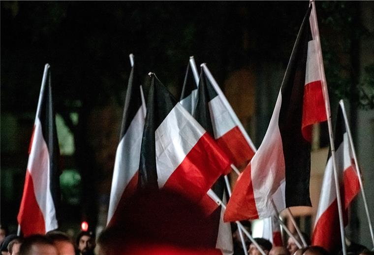 Mehr Handhabe gegen Reichsflaggen Wer in Niedersachsen eine Reichsflagge zeigt, muss künftig damit rechnen, dass die Flagge von Ordnungshütern sichergestellt wird.