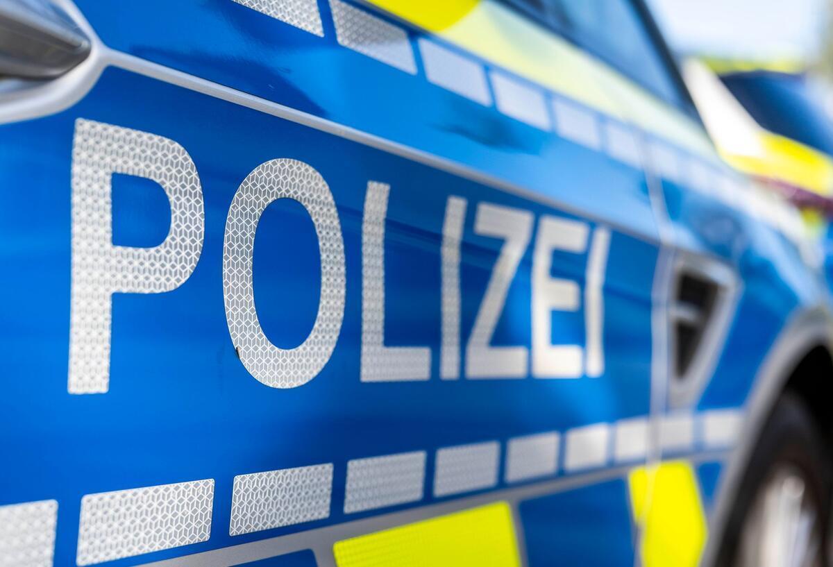 Zusammenstoß in Dorum - doch wer ist gefahren? An der Tür von einem Streifenwagen steht der Schriftzug „Polizei“.