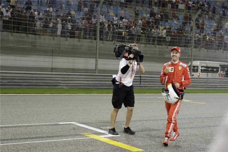 Wer ist hier die Nummer 1? Sebastian Vettel freut sich nach der Qualifyingsession über das Erreichen der Pole Position. Der Grand Prix von Bahrain findet am Sonntag statt. 