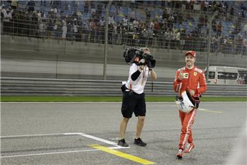 Wer ist hier die Nummer 1? Sebastian Vettel freut sich nach der Qualifyingsession über das Erreichen der Pole Position. Der Grand Prix von Bahrain findet am Sonntag statt. 