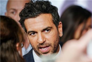 Der Schauspieler Elyas M‘Barek gibt bei der Berlin-Premiere von "Tausend Zeilen" im Zoo-Palast Interviews. 