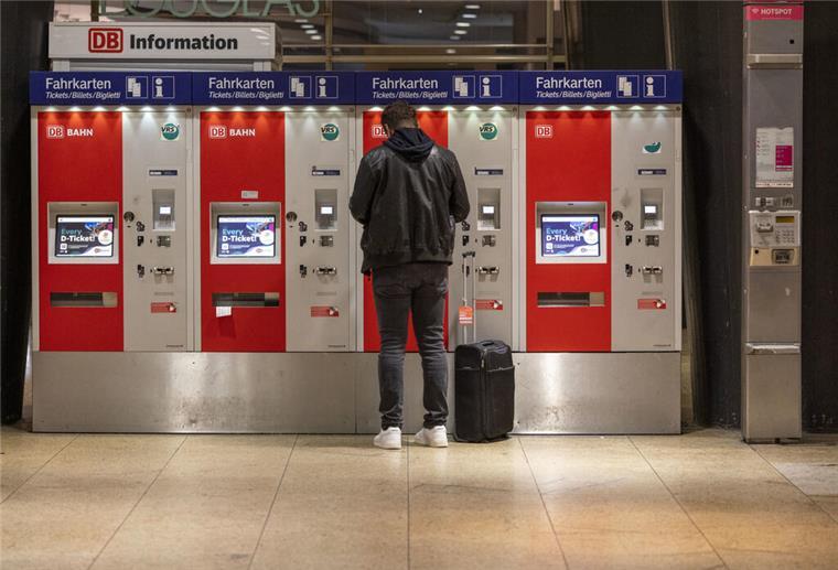 «D-Ticket» steht auf den Monitoren von Fahrkartenautomaten im Hauptbahnhof