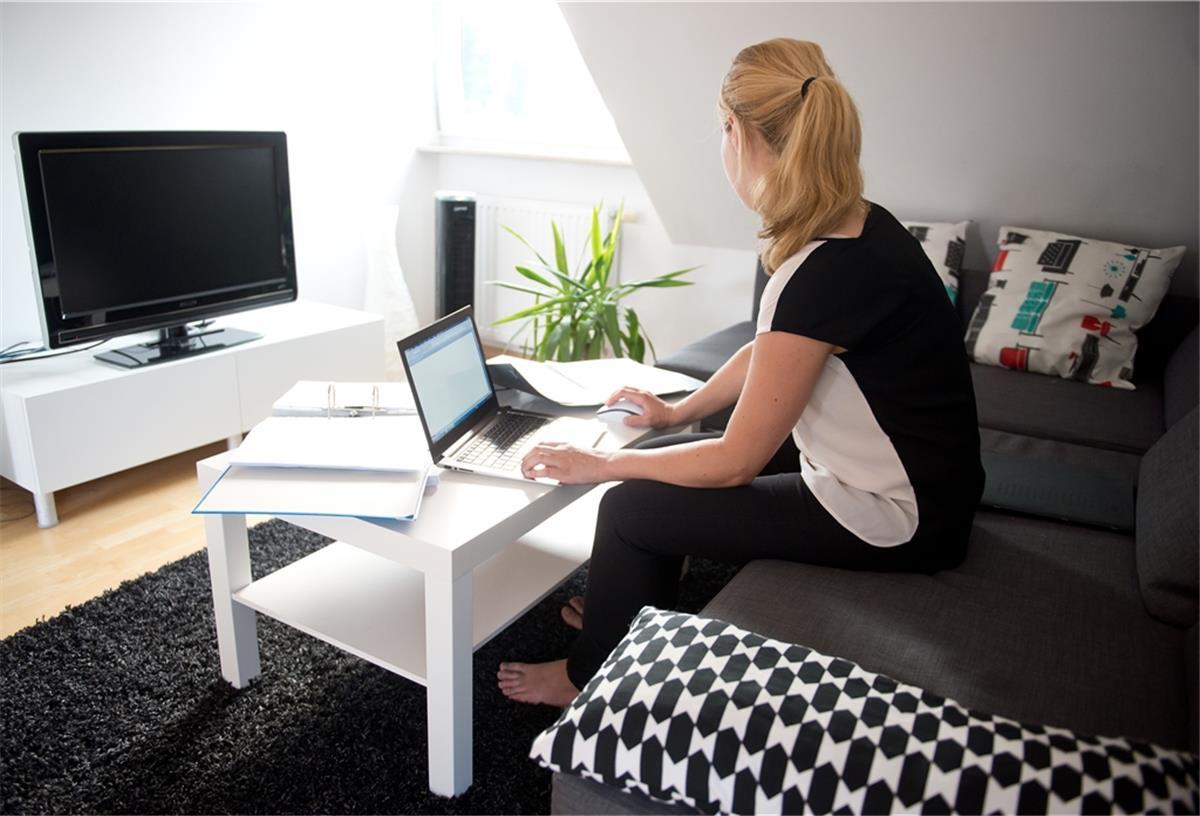 Wer kein eigenes Arbeitszimmer in der Wohnung hat, kann nur die Kosten für die Ausstattung des Heimbüros steuerlich geltend machen.