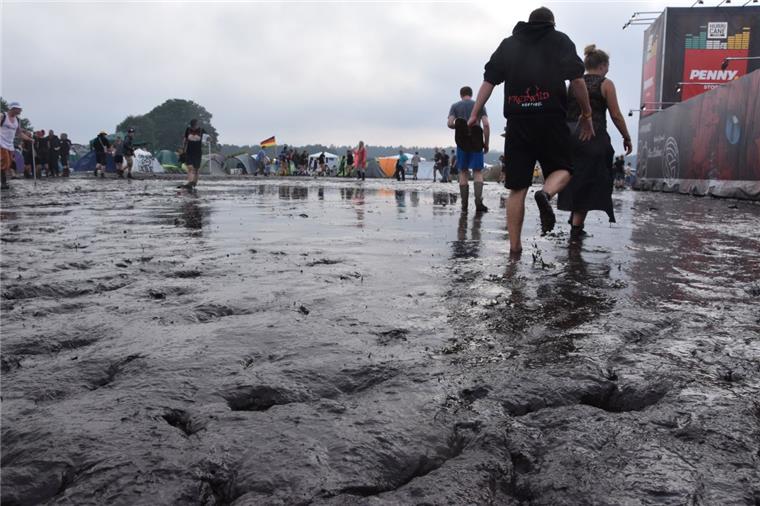 Regen, Matsch und Schlamm - so sieht es beim Hurricane 2016 aus Wer keine Gummistiefen hat, kämpft sich barfuß durch den Schlamm.