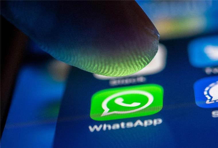 Dieses neue WhatsApp-Feature sorgt bei vielen Usern für Aufatmen Ein Finger tippt auf das Logo des Nachrichtendienstes WhatsApp