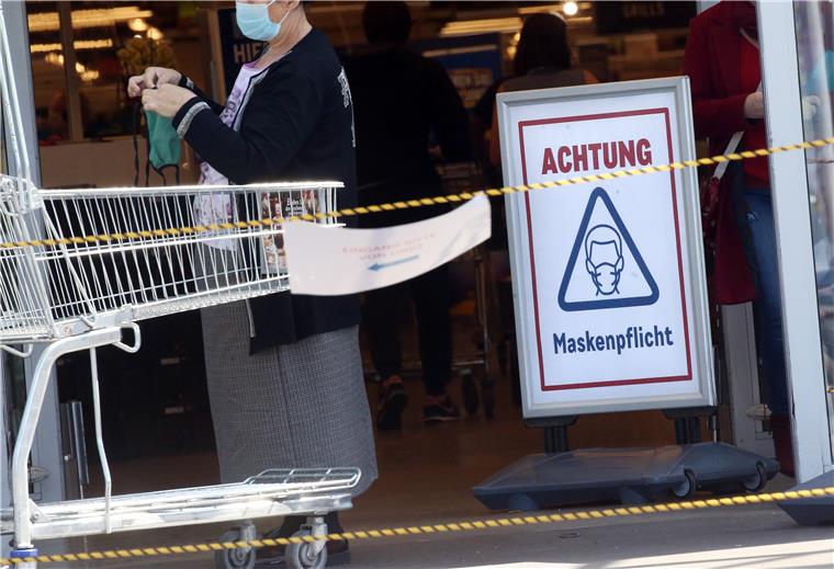 Wer keine Maske trägt, muss draußen bleiben – in manchen Läden gilt das auch wenn sie ein Attest vorweisen können, das sie von der Tragepflicht entbindet.