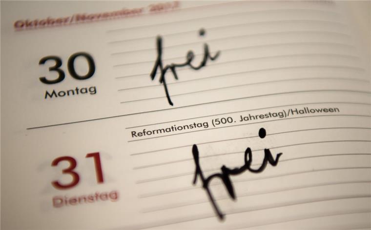 Wer klug plant, hat länger frei: Im kommenden Jahr liegen viele Feiertage so günstig, dass mit einigen Brückentagen ein Maximum an Freizeit herausgeholt werden kann.