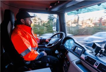 Wer Lkw fährt, hat einen sicheren Job. Doch stimmt auch das Gehalt? Darüber diskutierten Branchenkenner jetzt in einer Fernfahrer-Talksendung, die via Internet aus Bremerhaven übertragen wurde.