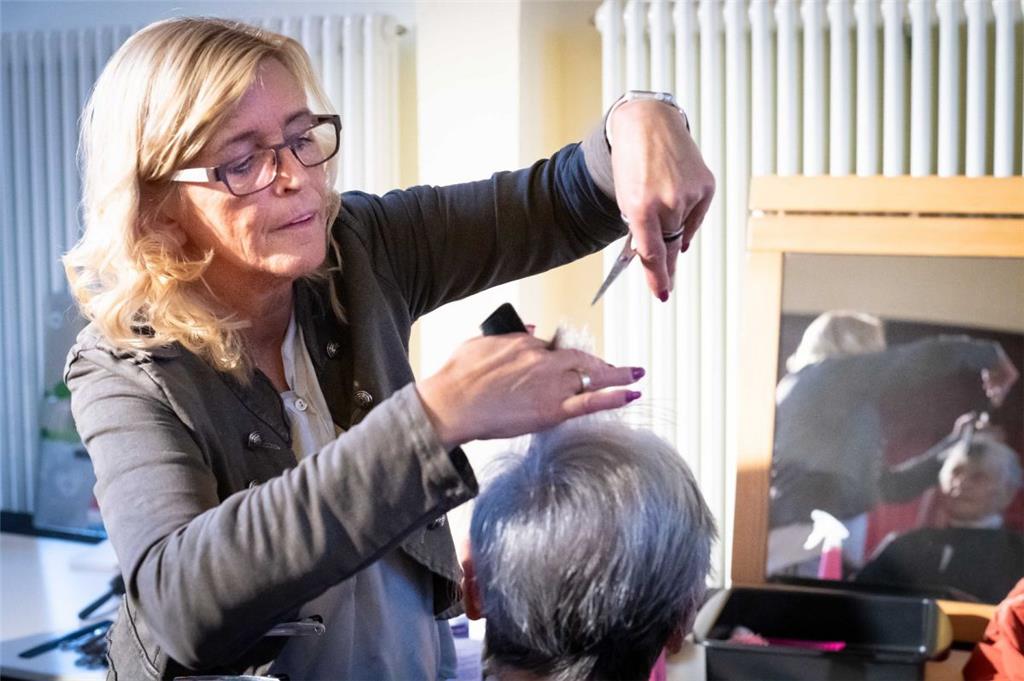 Wer Lust hatte, konnte sich die Haare schneiden lassen wie hier von Gabi Voigt.