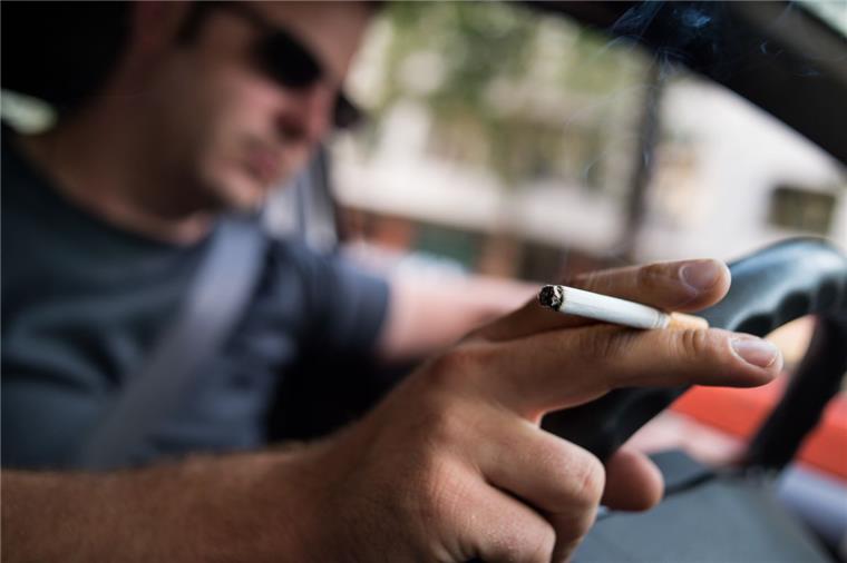 Wer Minderjährige und Schwangere im Auto zuqualmt, kann vielleicht bald in einigen Bundesländern mit saftigen Bußgeldern rechnen. 