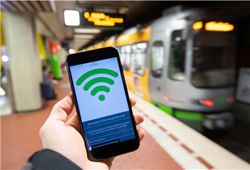 Wer mit Bus und Bahn durch Niedersachsen reist, kann unterwegs immer häufiger mit WLAN ins Internet gehen. 