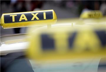Taxis warten an einem Taxistand.