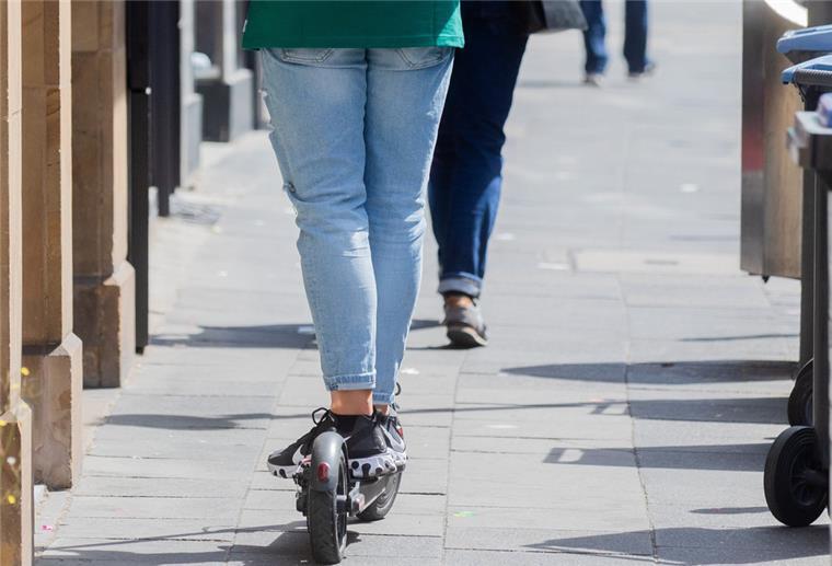 Bußgeldkatalog: Auch Radfahrer und E-Scooter-Fahrer zahlen mehr Ein Mann fährt mit einem E-Scooter auf dem Gehweg.