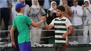 Wer muss dieses Mal gratulieren? Sieger Carlos Alcaraz (r) und Jannik Sinner nach dem French-Open-Finale.
