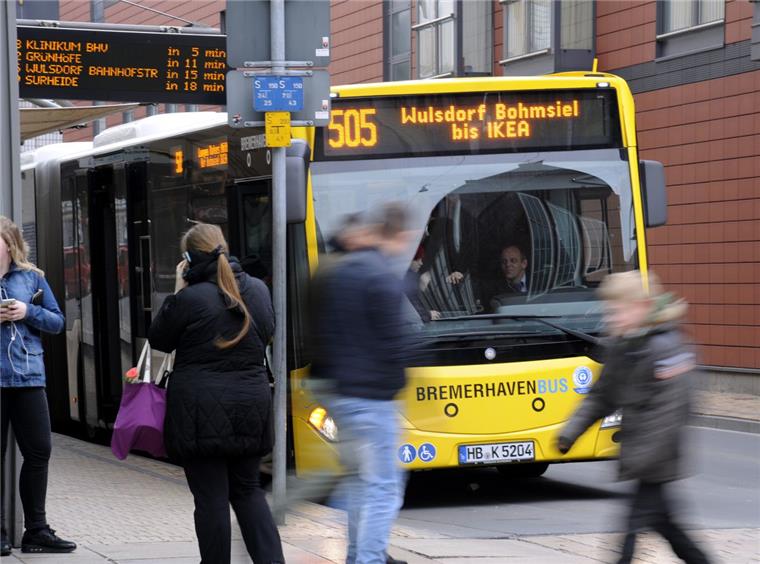 Wer ohne Ticket Bus fährt und sich erwischen lässt, muss Strafe zahlen - oder bei Nichtzahlung ins Gefängnis. Das Projekt "Stadtticket extra" soll das auch in Bremerhaven verhindern.