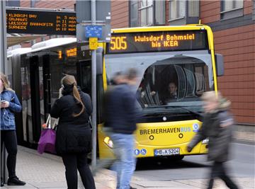 Wer ohne Ticket Bus fährt und sich erwischen lässt, muss Strafe zahlen - oder bei Nichtzahlung ins Gefängnis. Das Projekt "Stadtticket extra" soll das auch in Bremerhaven verhindern.