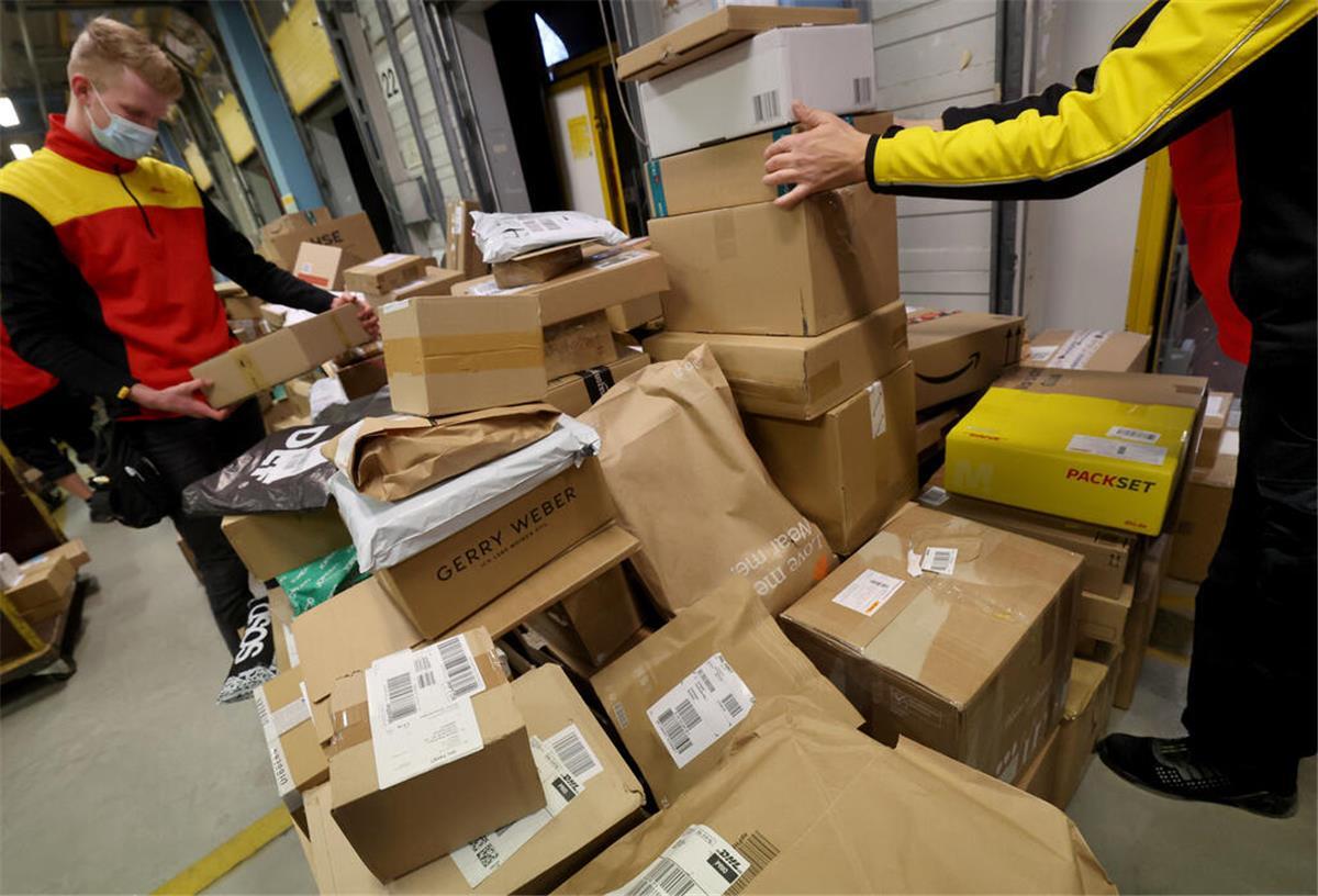 Diese neue Paket-Regel bei der Deutschen Post gilt schon seit April Pakete werden im Post-Zentrum sortiert. Wer Pakete in die USA schicken will, muss diese neue Regel beachten.