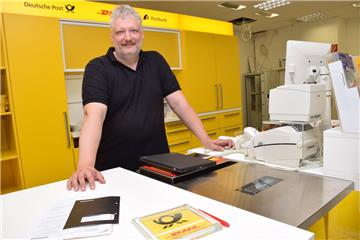 Wer Post- oder Postbank-Angelegenheiten erledigen möchte, kann dies ab Mittwoch, 9.30 Uhr, am Peterleeplatz tun. Dort eröffnet der Burhaver Kaufmann Heinz-Peter Blohm ein Geschäft in der früheren Rossmann-Filiale.