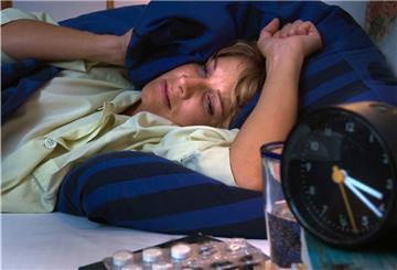 Eine Frau liegt im Bett