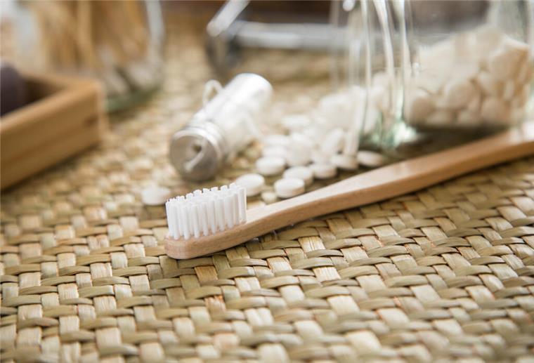 ILLUSTRATION - Eine Bambus-Zahnbuerste, Zahnputz-Tabletten und plastikfreie Zahnseide sind am 15.02.2021 in Wittenberge zu sehen (gestellte Szene). Foto: Christin Klose