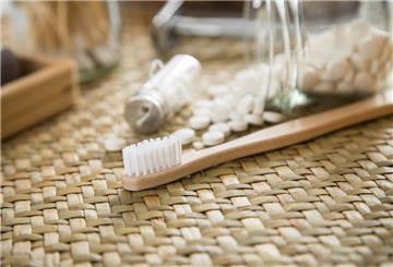 ILLUSTRATION - Eine Bambus-Zahnbuerste, Zahnputz-Tabletten und plastikfreie Zahnseide sind am 15.02.2021 in Wittenberge zu sehen (gestellte Szene). Foto: Christin Klose
