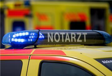 Wer Rettungsdiensten den Weg versperrt, muss mit einer Geldstrafe und einem Fahrverbot rechnen.