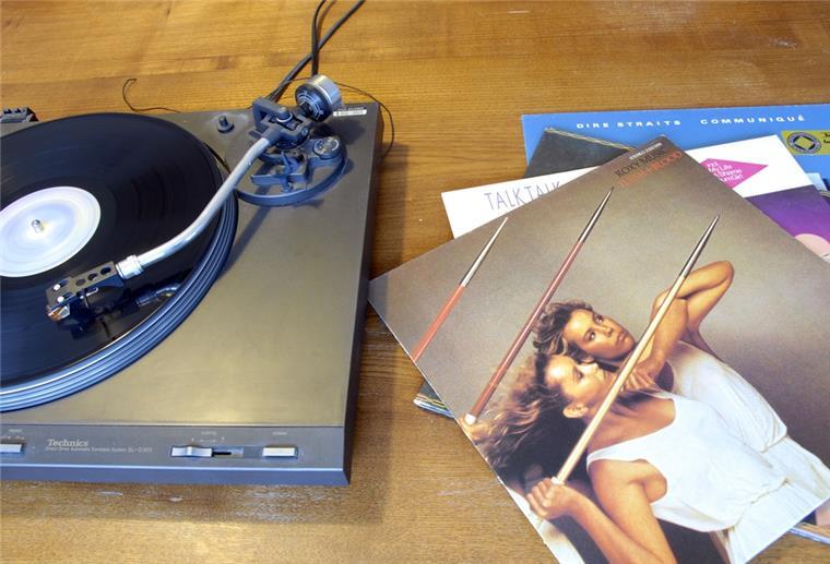 Börse für Schallplatten und CDs in Bremerhaven Schallplatten liegen neben einem Plattenspieler.