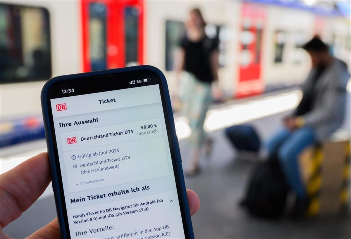 Deutschland-Ticket für 38 Euro: Diese Gruppen können jetzt sparen Eine Information zum Kauf des Deutschlandtickets ist auf dem Display eines Smartphones am Hauptbahnhof Hannover zu sehen.