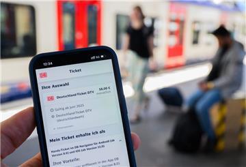  Eine Information zum Kauf des Deutschlandtickets ist auf dem Display eines Smartphones am Hauptbahnhof Hannover zu sehen. 