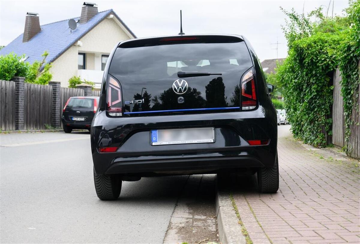 So lange darf man sein Auto an der Straße parken - Diese Regeln solltet ihr kennen Ein Auto parkt teilweise auf einem Gehweg.