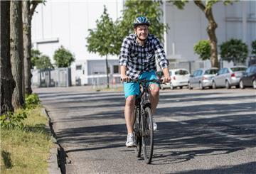Ein Mann auf einem Fahrrad. 