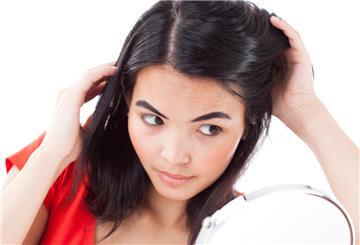 ILLUSTRATION - Wer seine Haare sehr heiß wäscht und föhnt, begünstigt Schuppenbildung. (zu dpa: «Olivenöl, Joghurt, Shampoos? Was gegen Schuppen hilft») Foto: Christin Klose/dpa-tmn - Honorarfrei nur für Bezieher des dpa-Themendienstes +++ dpa-Themendienst +++