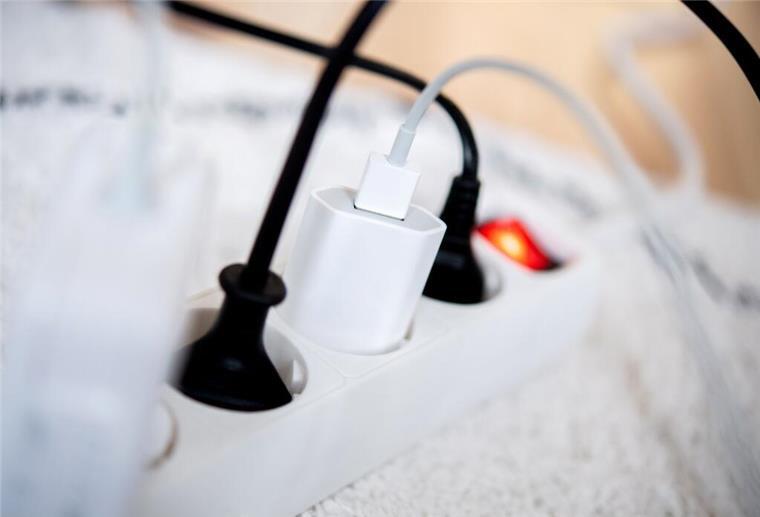 TV kaputt durch Stromsparen? Die versteckte Gefahr im Wohnzimmer Netzstecker mehrerer Elektrogeräte stecken in einer Steckdosenleiste