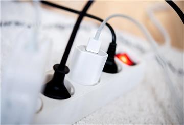 Netzstecker mehrerer Elektrogeräte stecken in einer Steckdosenleiste