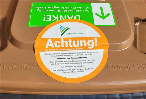 Wer seinen Müll nicht pflichtgemäß trennt, muss mit einem Warnaufkleber auf der Mülltonne rechnen. Der Behälter wird dann nicht geleert. 