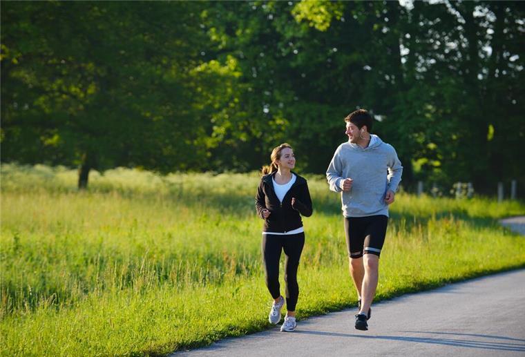 Damit es gut läuft: Wissen für Anfänger Paar beim Joggen