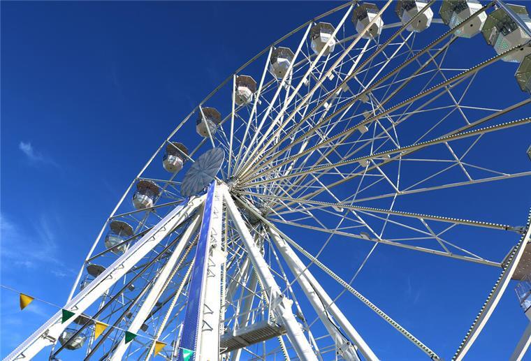 Wer sich das Festgelände von oben ansehen oder einen großartigen Ausblick auf unsere Stadt erleben möchte, ist im Riesenrad „Lounge 360°“ mit 38 Metern Höhe an der richtigen Adresse.