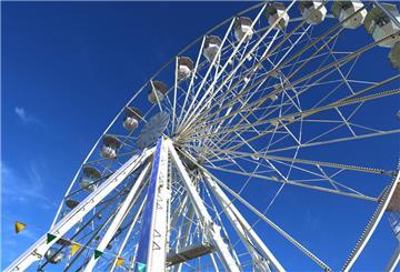 Wer sich das Festgelände von oben ansehen oder einen großartigen Ausblick auf unsere Stadt erleben möchte, ist im Riesenrad „Lounge 360°“ mit 38 Metern Höhe an der richtigen Adresse.