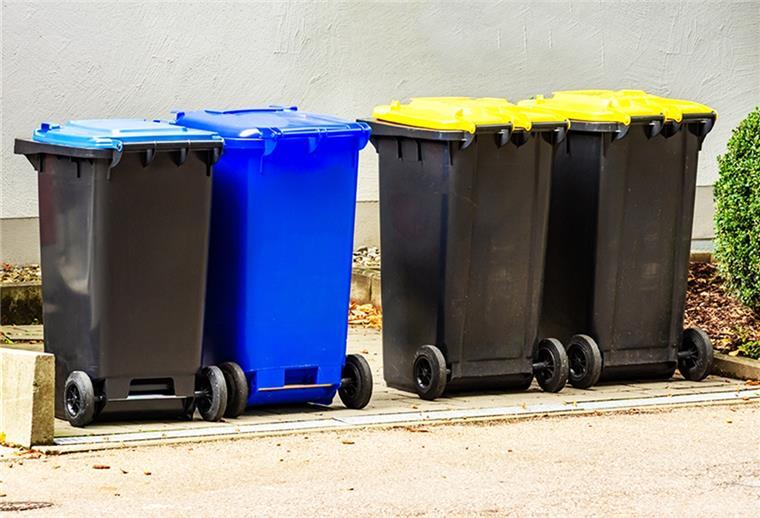 Abfuhrkalender 2022: Jetzt kostenlose App der BEG herunterladen Blaue Mülltonnen und gelbe Tonnen stehen an einer Straße.