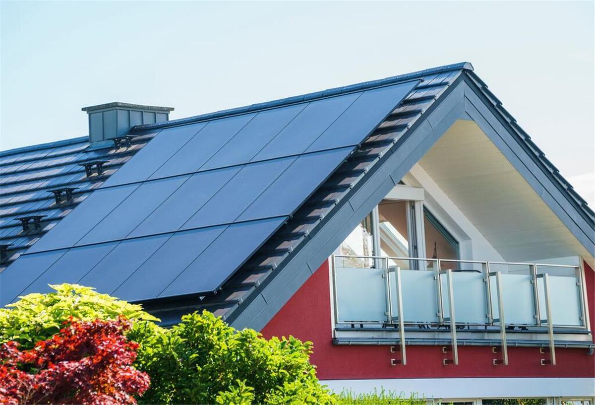 Ein Dach ist mit Solarpanels belegt. Wer Strom ins Verteilnetz einspeist, bekommt dafür Geld.