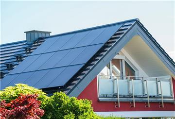 Ein Dach ist mit Solarpanels belegt. Wer Strom ins Verteilnetz einspeist, bekommt dafür Geld.