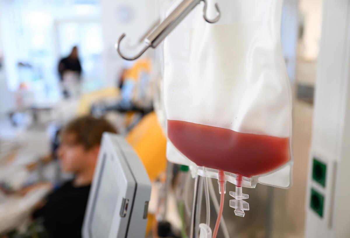 Als Stammzellenspender Leben retten Ein Transferbeutel mit Blutstammzellen eines Spenders hängt im Stammzell-Entnahmezentrum des DKMS Collection Centers an einem Ständer.