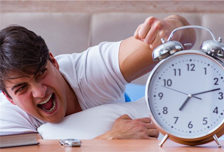 Wer sich morgens immer wieder aus dem Schlaf gerissen fühlt, sollte seine Zubettgehzeiten überdenken.