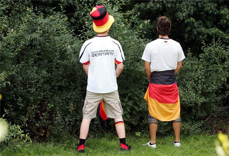 Wasserverbrauch während der EM: So pinkeln die Bremerhavener Wer sich nicht gerade so wie diese Herren in die Büsche erleichtert, der benutzt ganz klassisch ein Klo. Der Andrang ist zu Fußball-EM-Zeiten besonders hoch, wenn Halbzeit oder das Spiel just vorbei ist. Dieser Trend dürfte sich in den nächsten Tagen noch verschärfen.
