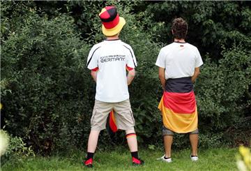 Wer sich nicht gerade so wie diese Herren in die Büsche erleichtert, der benutzt ganz klassisch ein Klo. Der Andrang ist zu Fußball-EM-Zeiten besonders hoch, wenn Halbzeit oder das Spiel just vorbei ist. Dieser Trend dürfte sich in den nächsten Tagen noch verschärfen.  